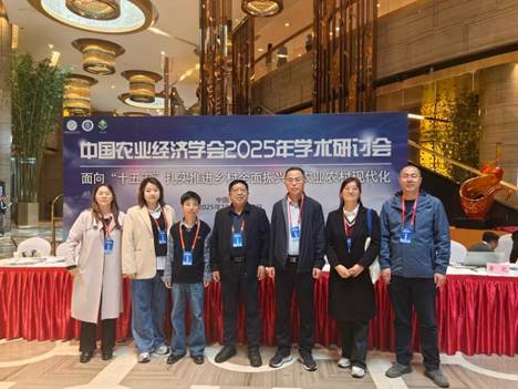 一群人站在一起描述已自动生成