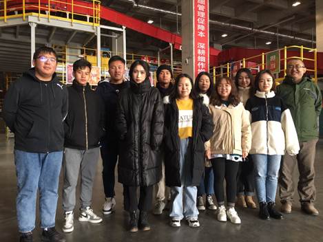 说明: I:\2018市场营销西安实习\甘肃农业大学财经学院2018级市场营销班校企合作实践教学活动资料\群照片\分拣线合影1.jpg