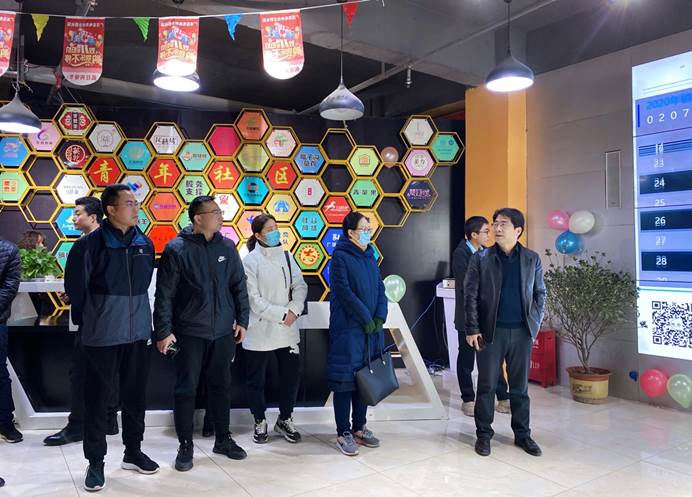 说明: 一群人站在一起描述已自动生成