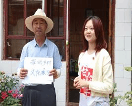当地农牧民与实践团成员读“习”语1