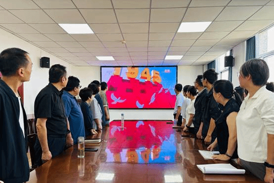 一群人站在室内AI 生成的内容可能不正确。