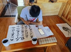 实践团成员泼墨作画3