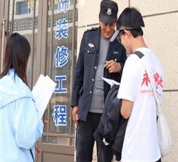 实践团深入拉不楞镇街头巷尾走访他，实地进行问卷调研2