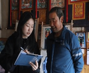 实践团深入拉不楞镇街头巷尾走访他，实地进行问卷调研1