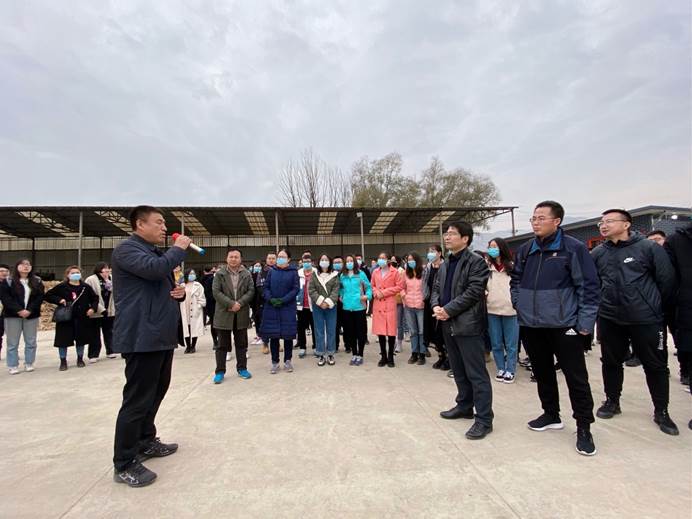 说明: 一群人站在广场上描述已自动生成